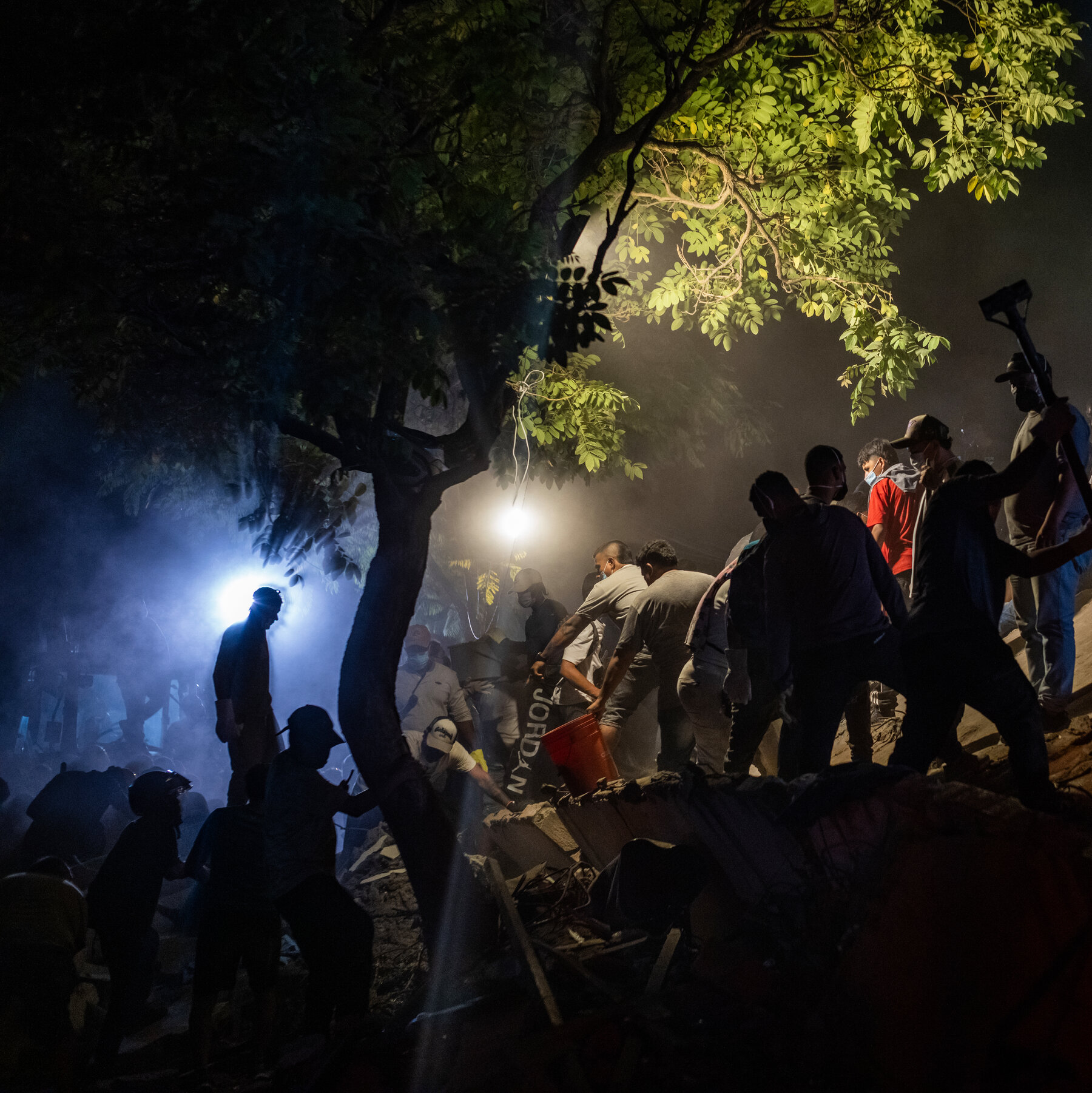 After Deadly Earthquake in Colombia, a Late-Night Hunt for Survivors