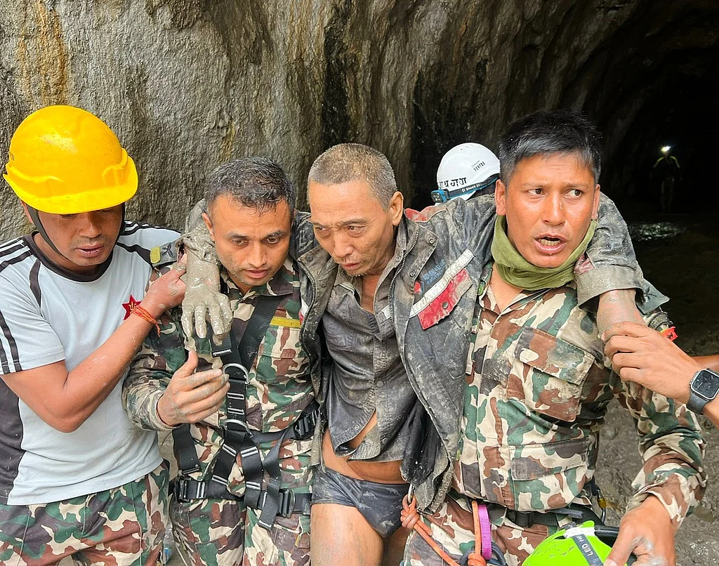 Chinese worker, woman rescued 10 days after Nepal floods