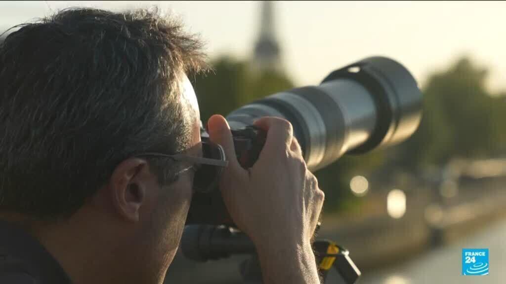 Parisians get ready for the eclipse