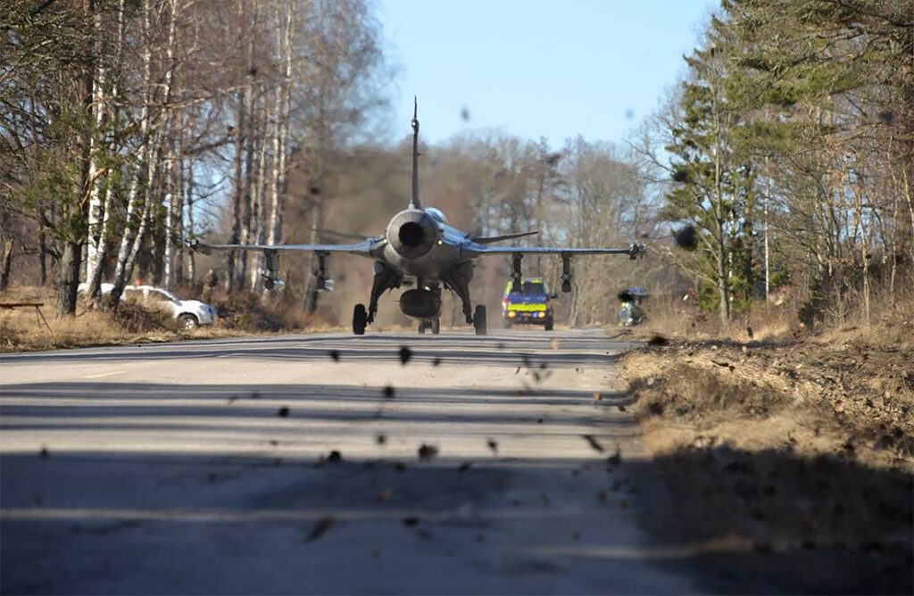 Sweden detains Russians who “camped” near home of CEO of Gripen jets Ukraine is buying