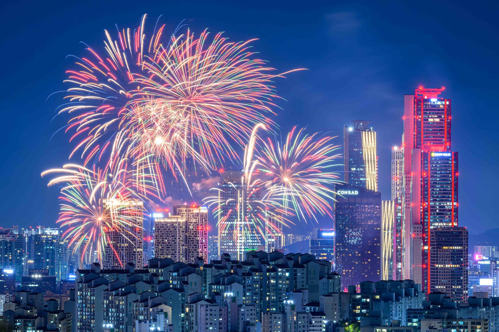 Fireworks show lights up Seoul skies