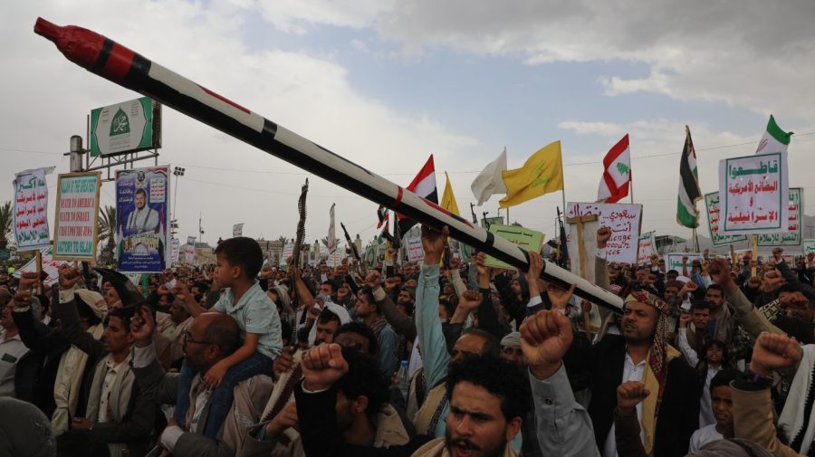 Iran-backed Houthi rebels renew attacks on key port city
