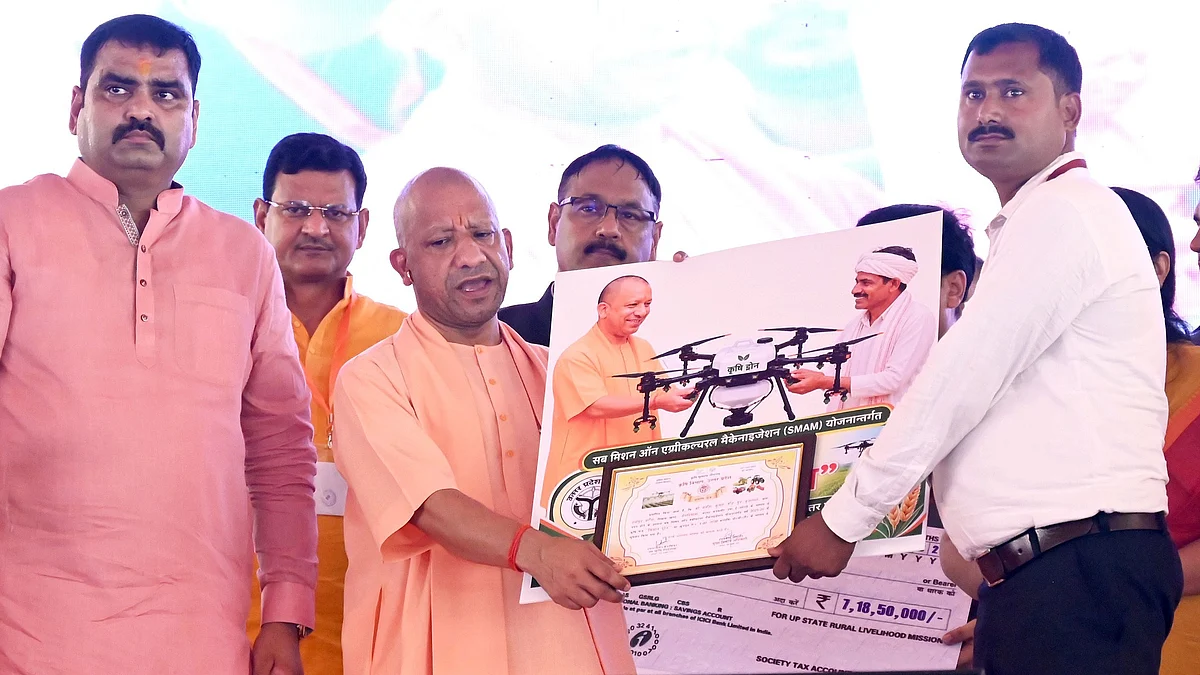 Uttar Pradesh: CM Yogi Adityanath Reviews Schemes In Sant Kabir Nagar, Distributes Cheques & Benefits To Beneficiaries