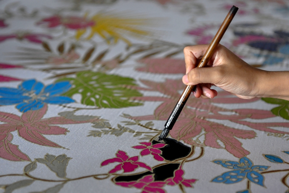 Batik artist Rosliza races three‑week deadline to craft Queen’s dazzling National Day dress