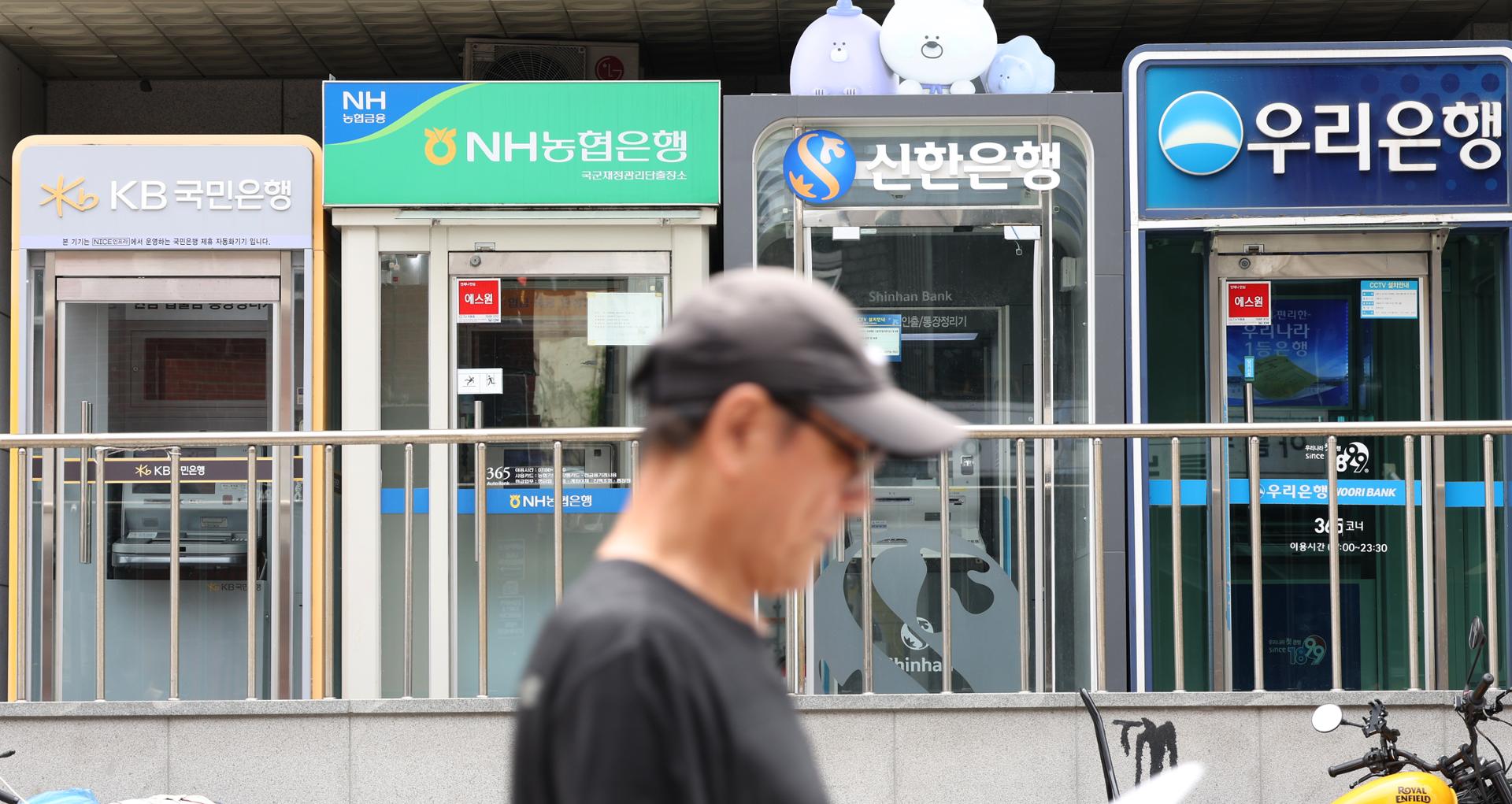 Household loans fall as banks maintain tight lending rules: data