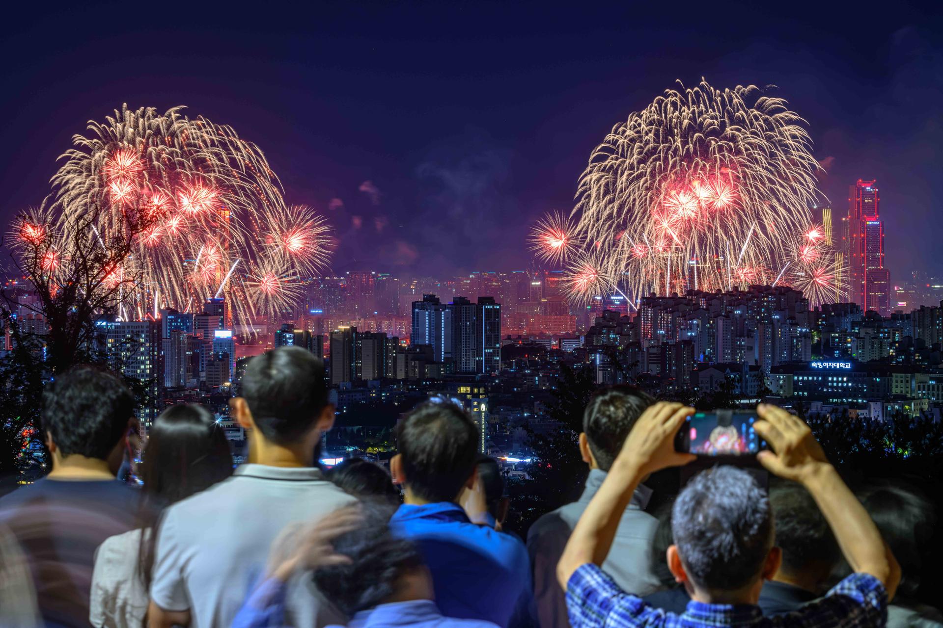 [PHOTOS] Fireworks illuminate Seoul's night sky