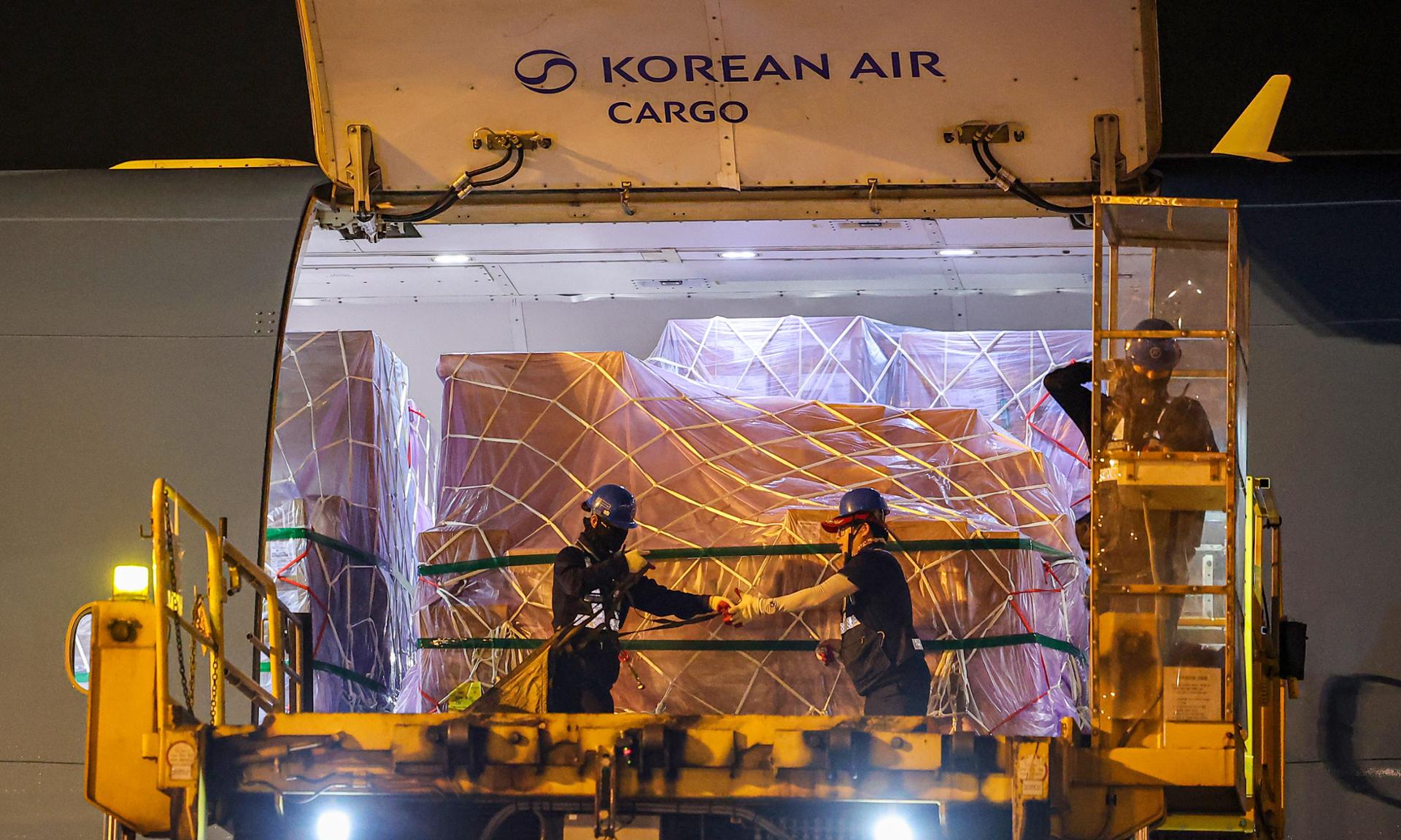 Korea narrows current account surplus gap with Taiwan amid chip boom
