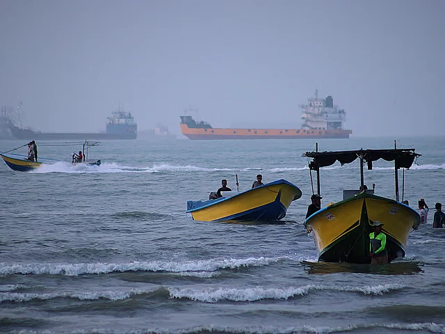 Tehran: Strait of Hormuz stays shut as US-Iran diplomacy push continues