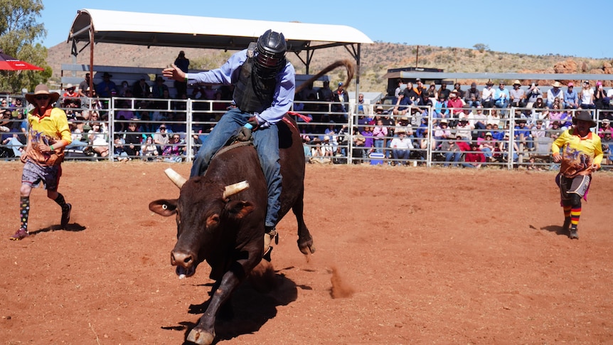 Hundreds gather at Harts Range for red dirt racing and rodeo