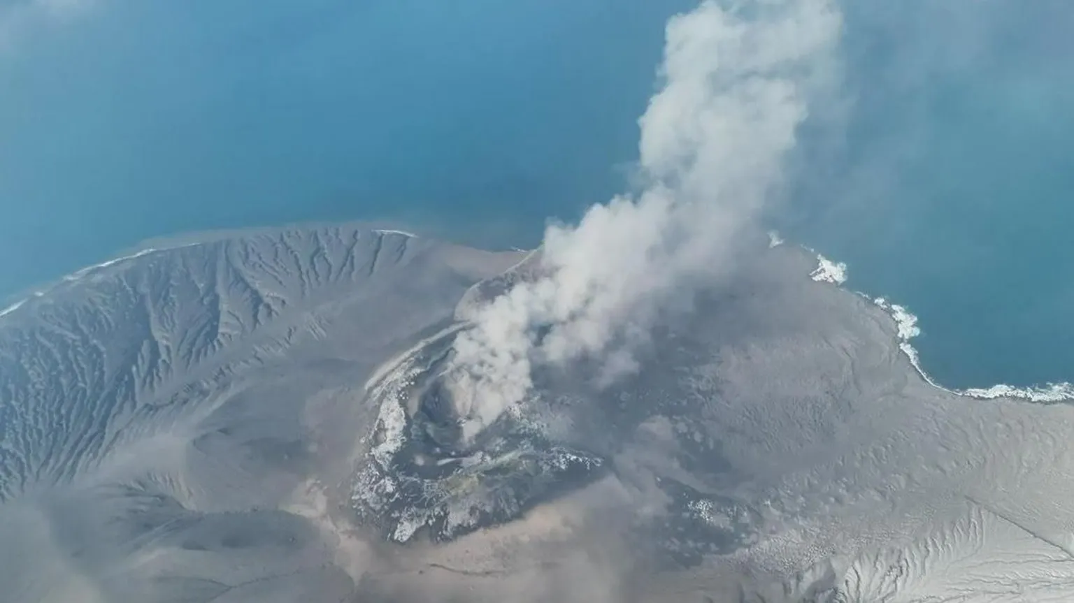 Volcano eruption triggers flight suspensions at Indonesia’s main airport