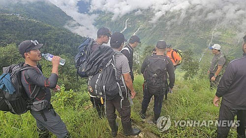 (LEAD) Corporate response team continues search for 9 S. Koreans missing in Nepal floods