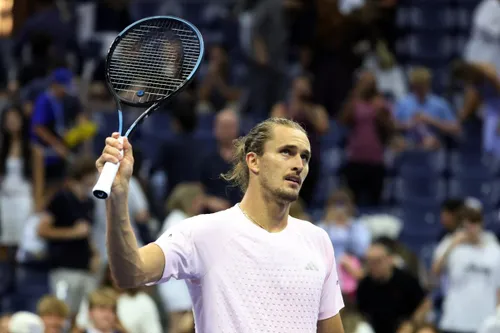 At last: Straight sets win over Tabilo puts Zverev in US Open last 16