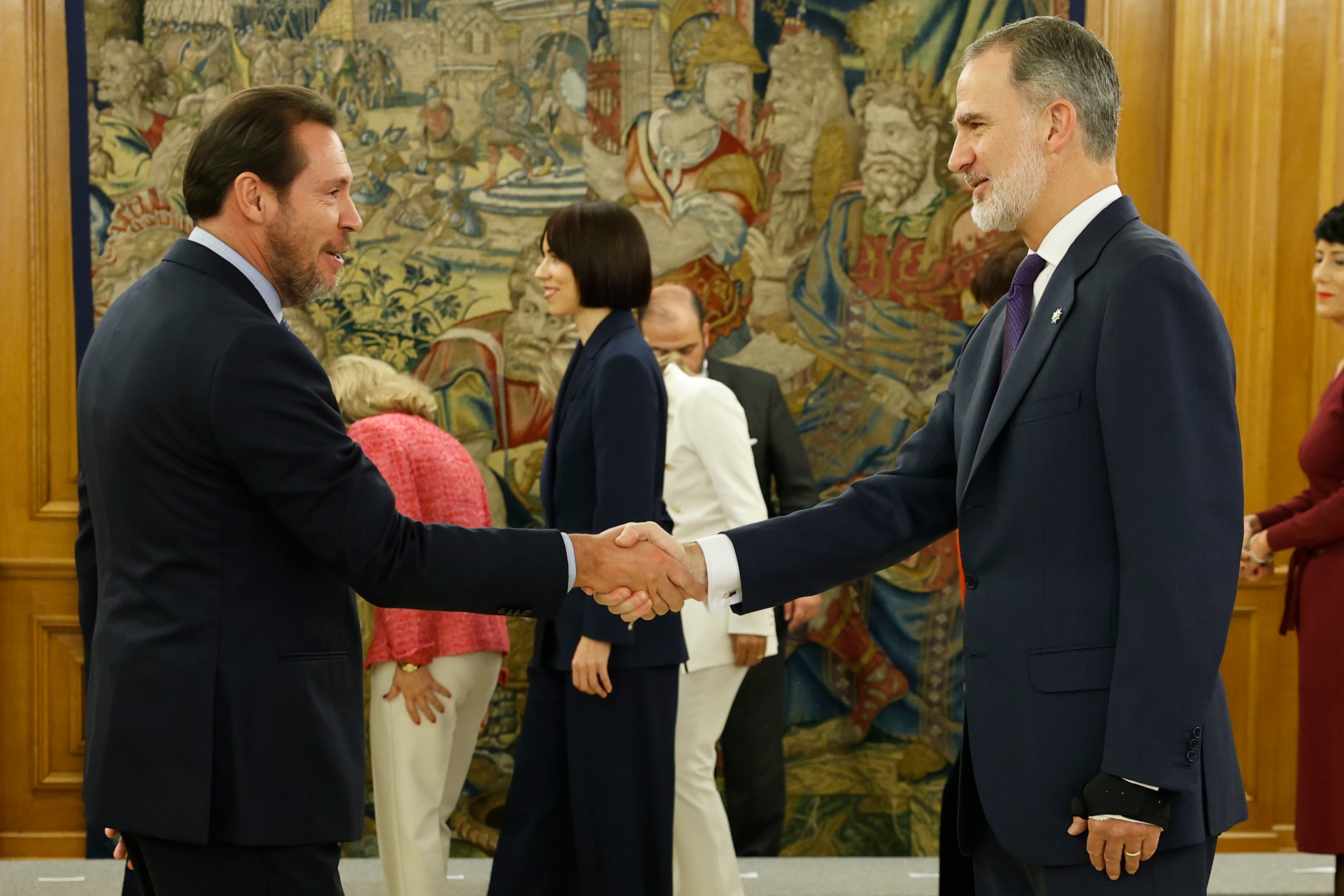 Minister Puente explains his criticism of the King over his photo with Javier Negre in Colombia: “His image is compromised. It’s unacceptable”