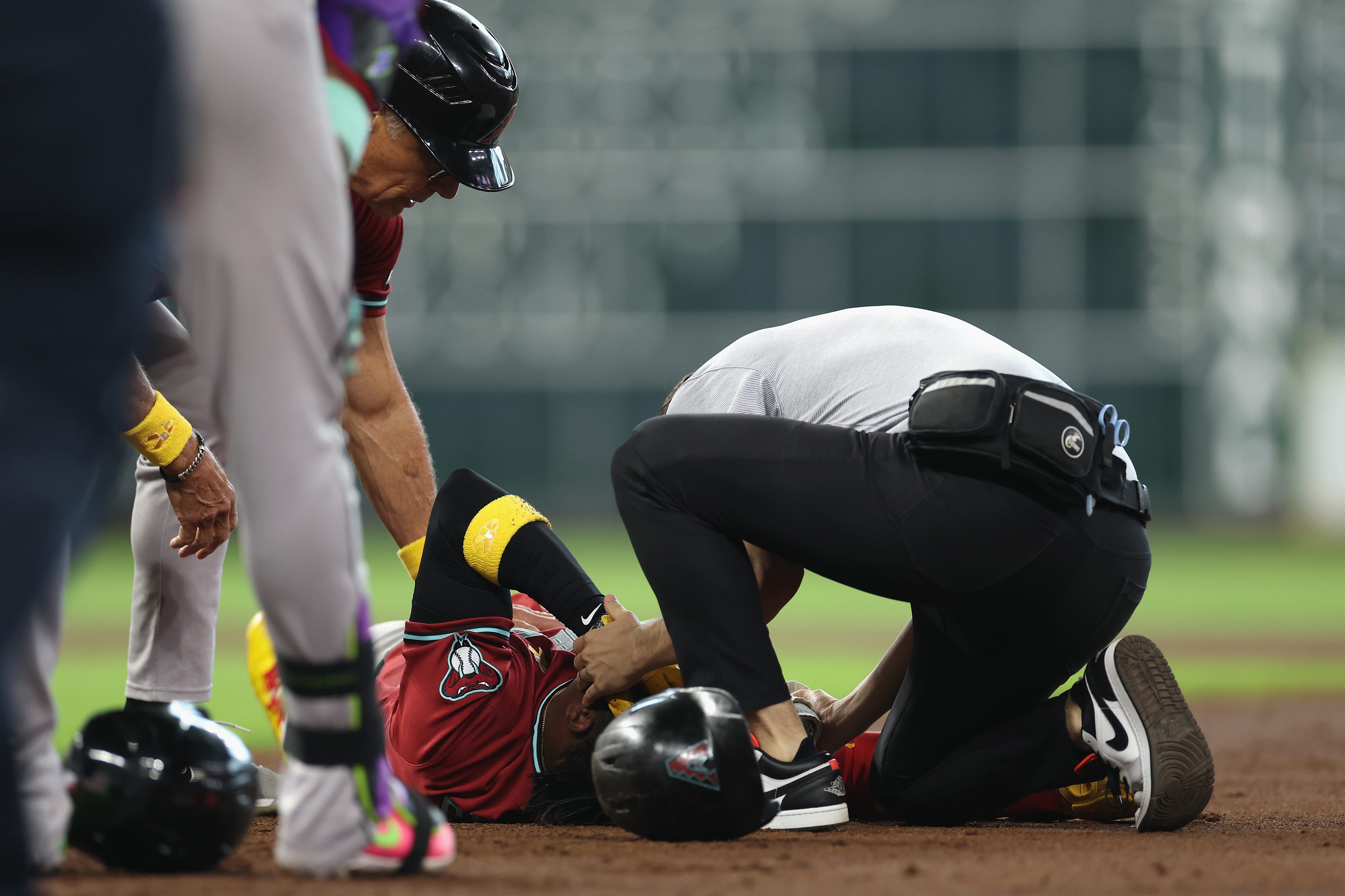 Diamondbacks Geraldo Perdomo hit in head by line drive, exits with head contusion