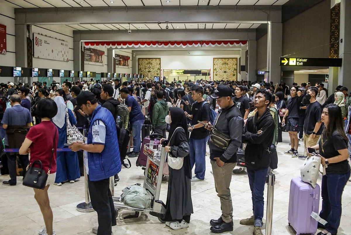 Indonesia's Anak Krakatau eruption grounds 1,500 flights, leaves 170,000 passengers stranded