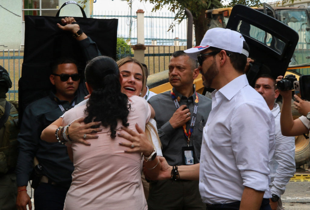 As search for thousands of missing pushes on, Colombia earthquake tests new president