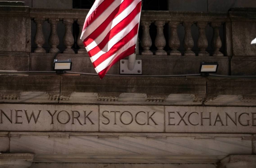 Wall Street hovers near records as oil swings