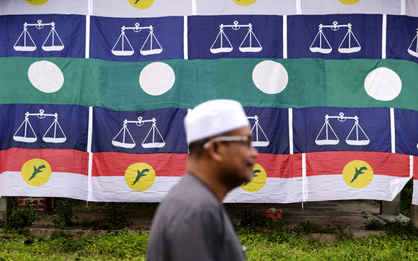 Formal Umno-PAS pact more viable with Bersatu out, says analyst