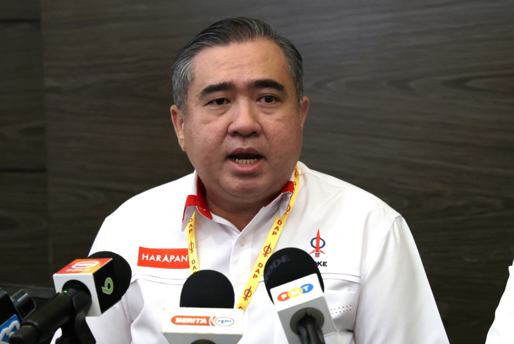 Transport minister: Compulsory carbon tax on aviation centre still in discussion