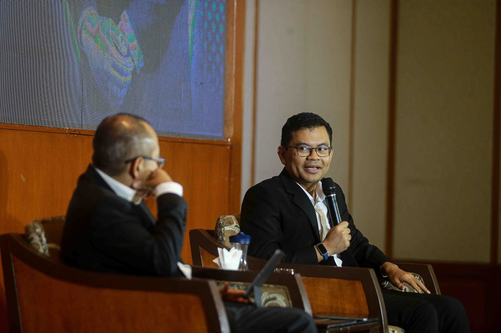 No new wage target, but economy minister says govt wants greater transparency in salary offers