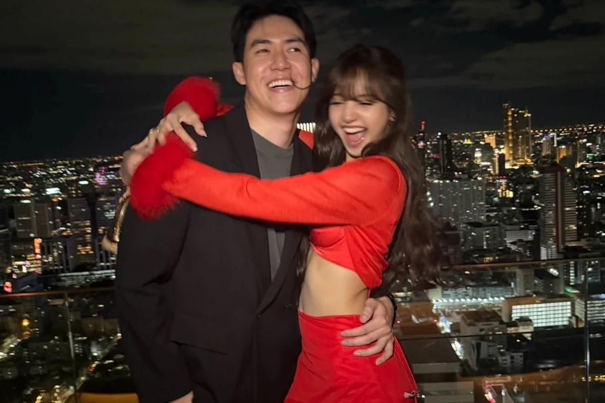 Former Thai idol shares photo with BLACKPINK's Lisa