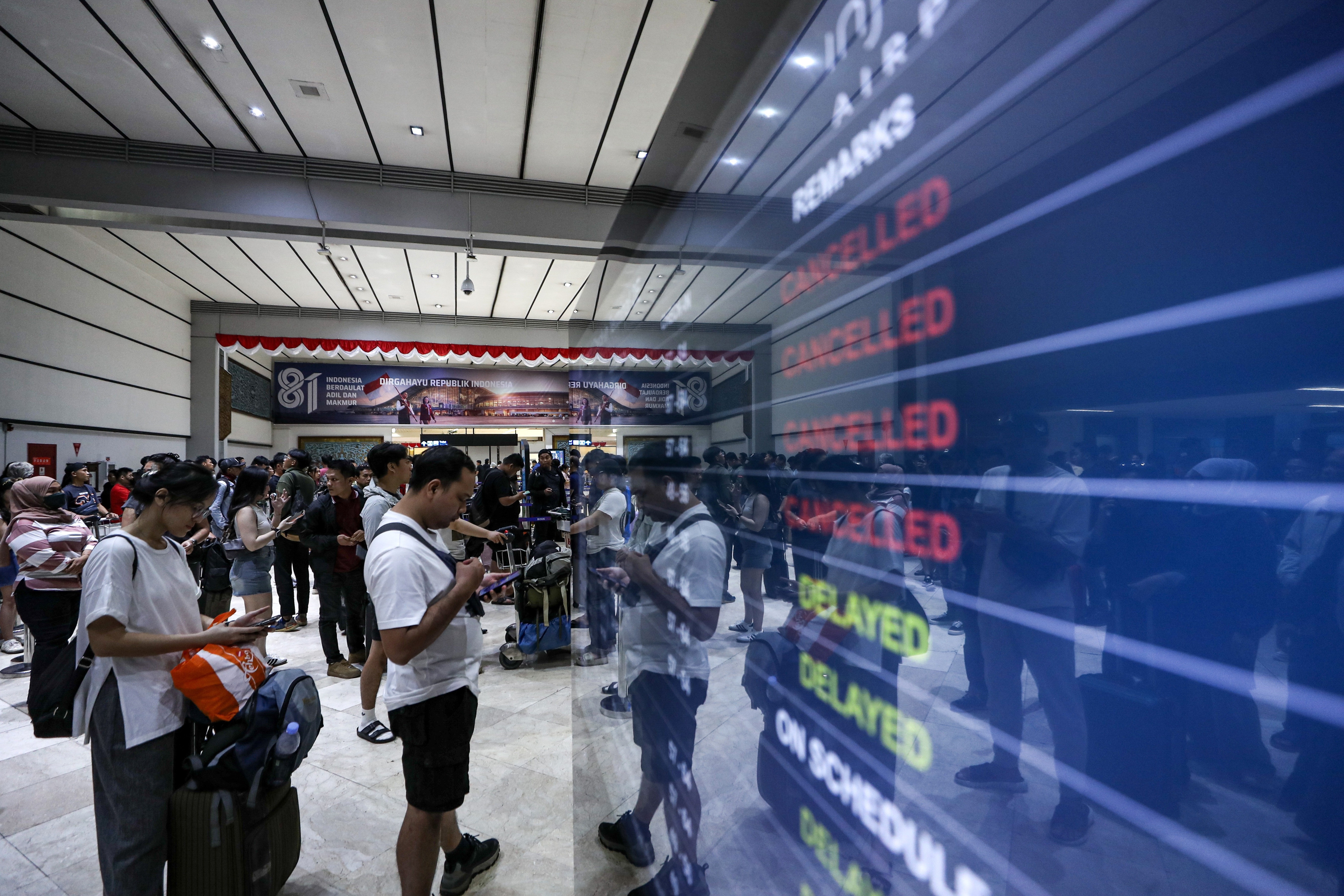 Seven Indonesian airports remain shut due to volcanic ash from Anak Krakatau