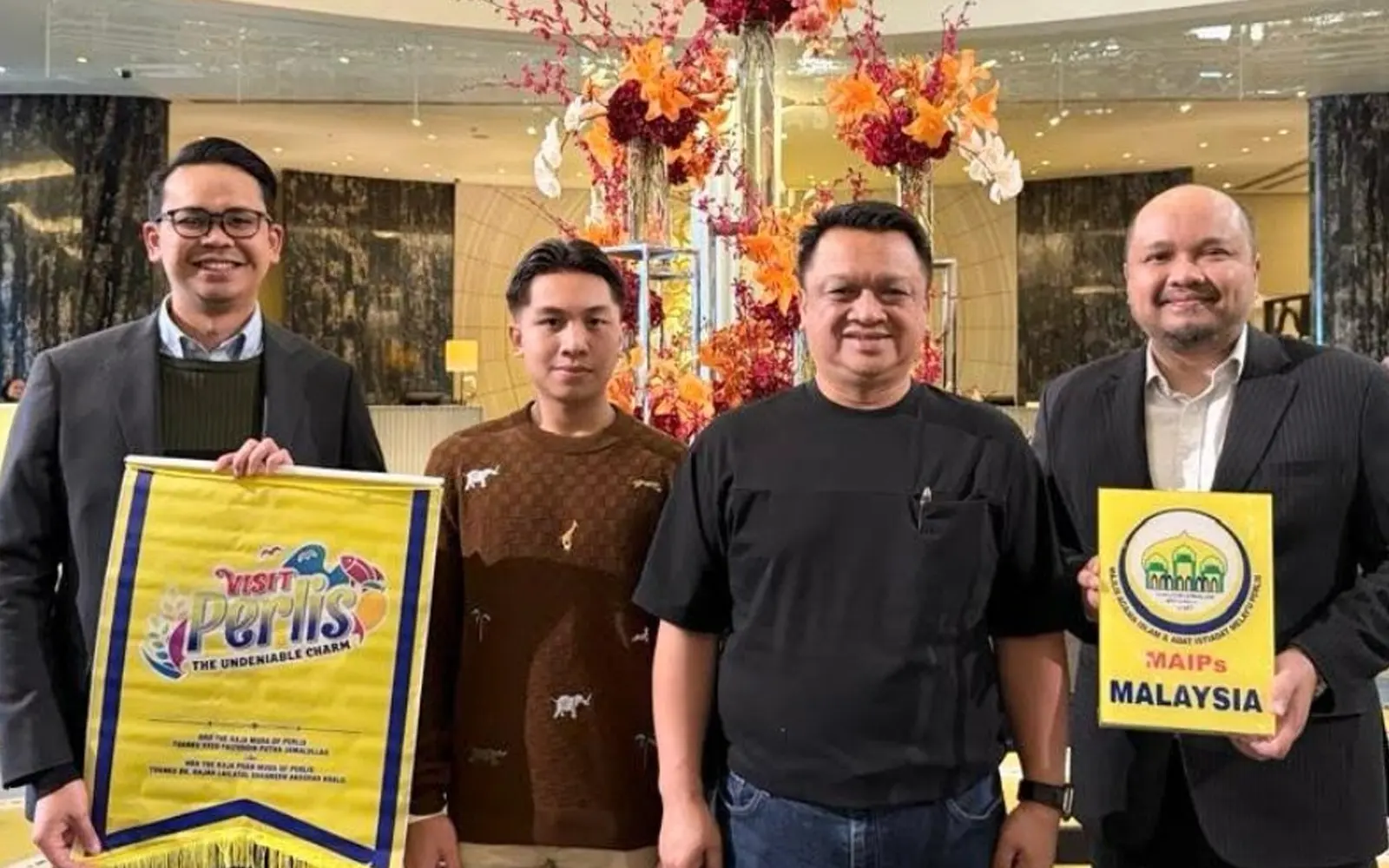 MAIPs serah bantuan Ibnu Sabil kepada konsul Malaysia di Melbourne