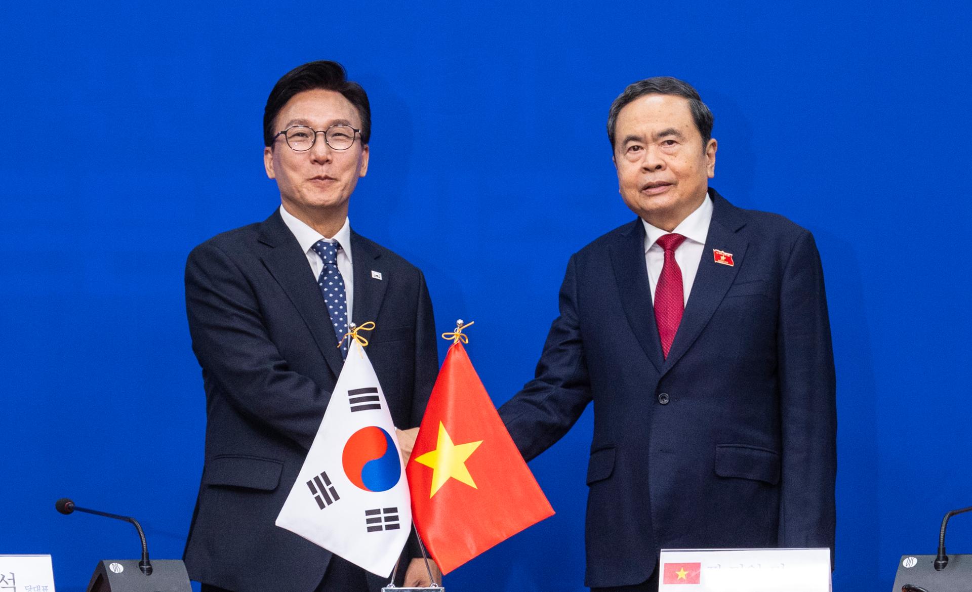 Ruling, opposition party leaders meet Vietnamese parliamentary chief, discuss deeper ties