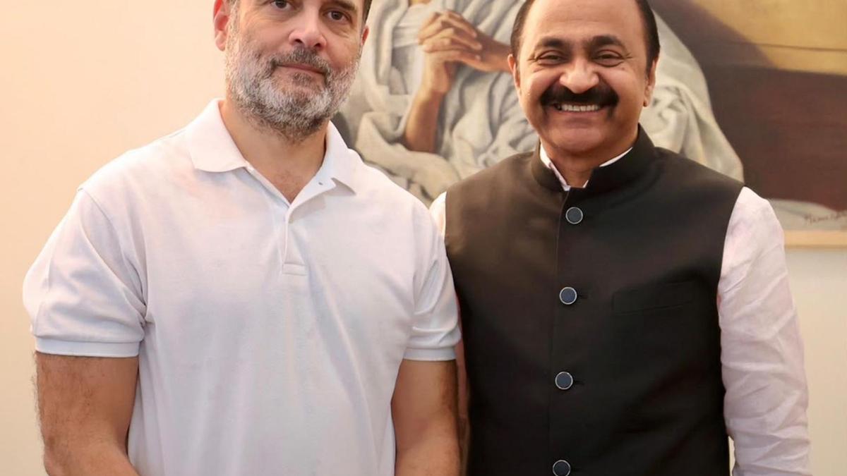 Keralam CM Satheesan meets Rahul Gandhi, triggering speculation on new KPCC president