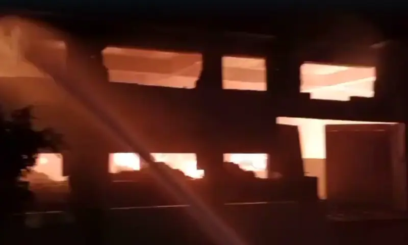 Fire rips through factory in Karachi's Landhi Export Processing Zone, 3 suffer minor injuries