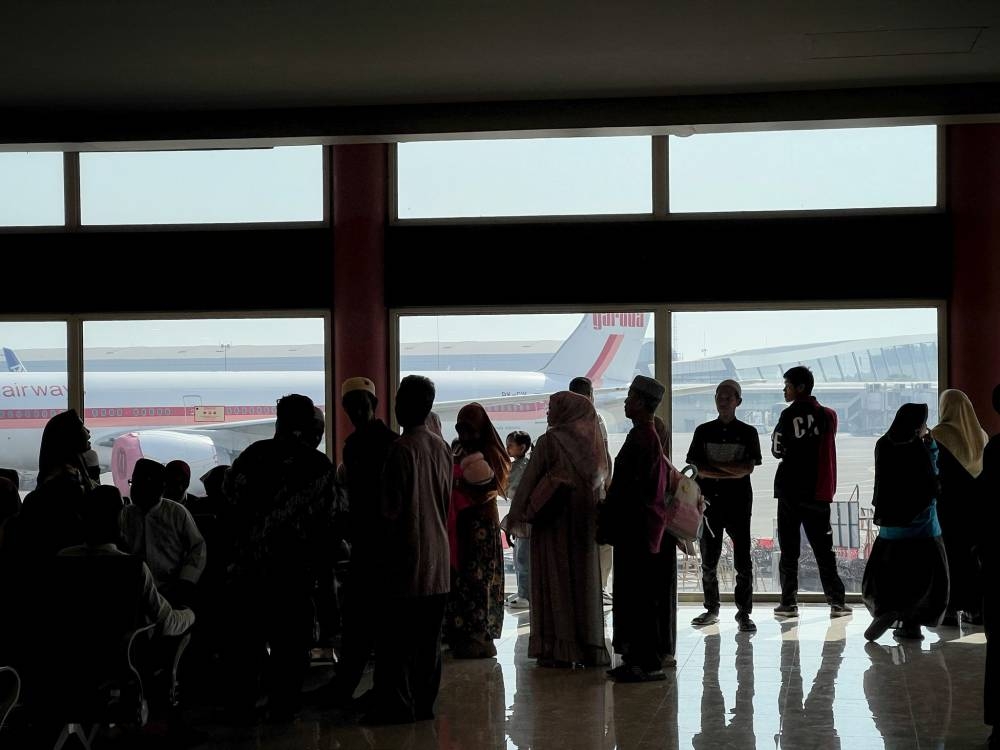 Indonesian volcanic eruption leaves some 170,000 travellers stranded