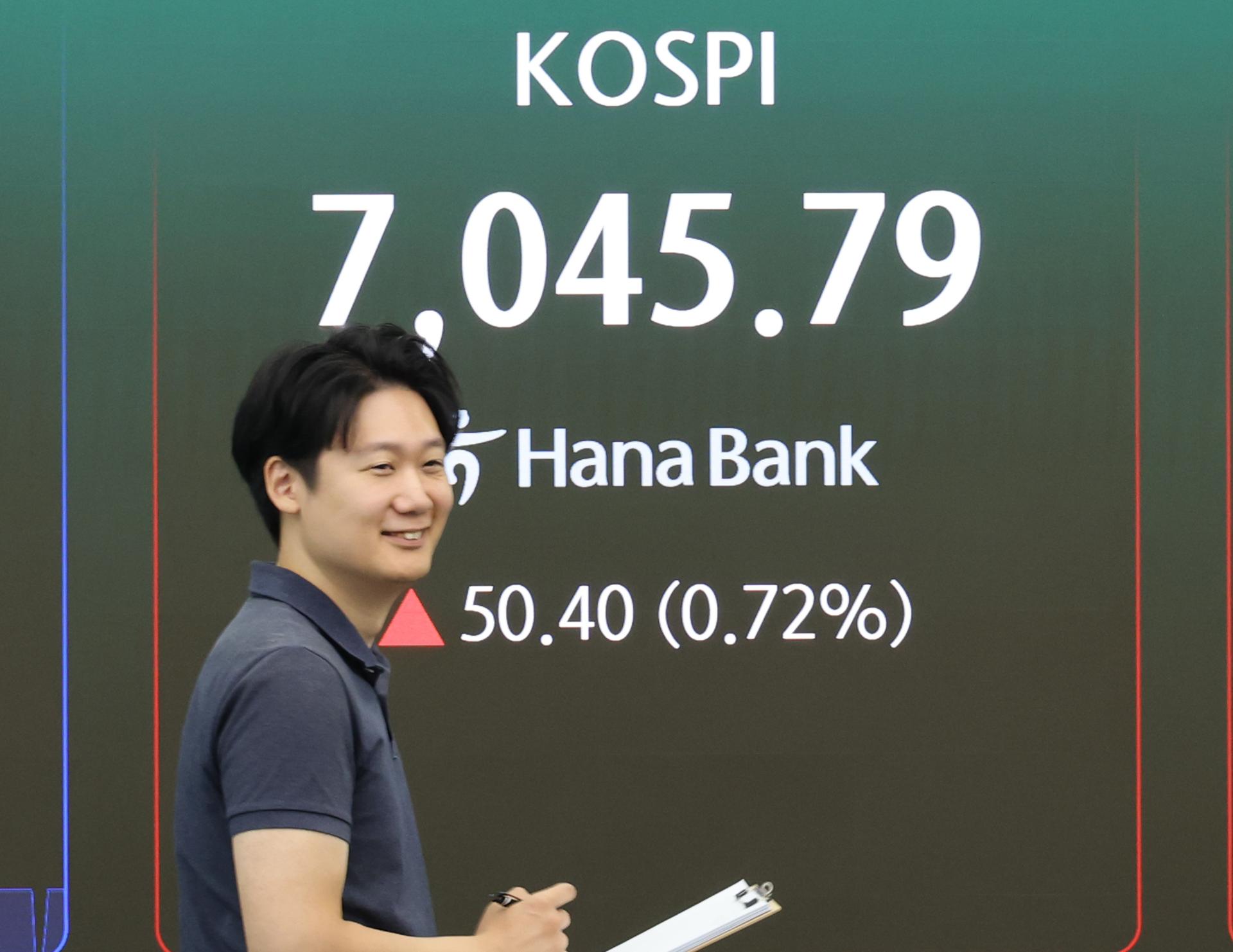 Seoul shares open higher amid revived AI hopes
