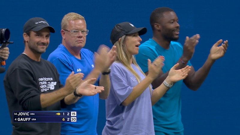 'Stunning athleticism': Crowd goes wild for insane rally