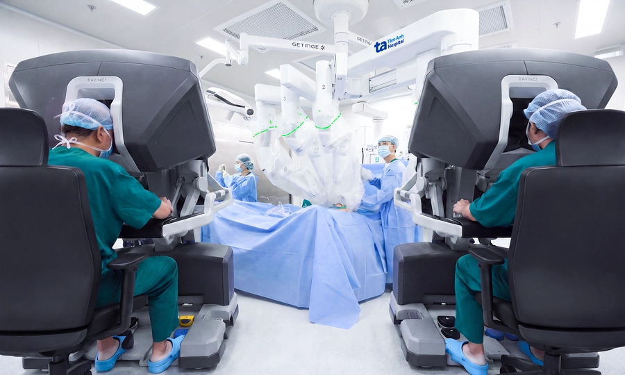 Vietnam hospital becomes first to use two Da Vinci Xi robots for cancer surgery