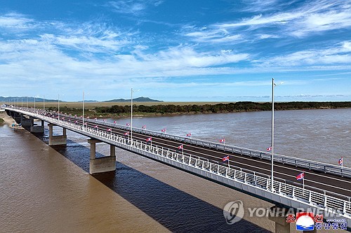 (LEAD) N. Korea, Russia open 1st cross-border road bridge amid deepening ties