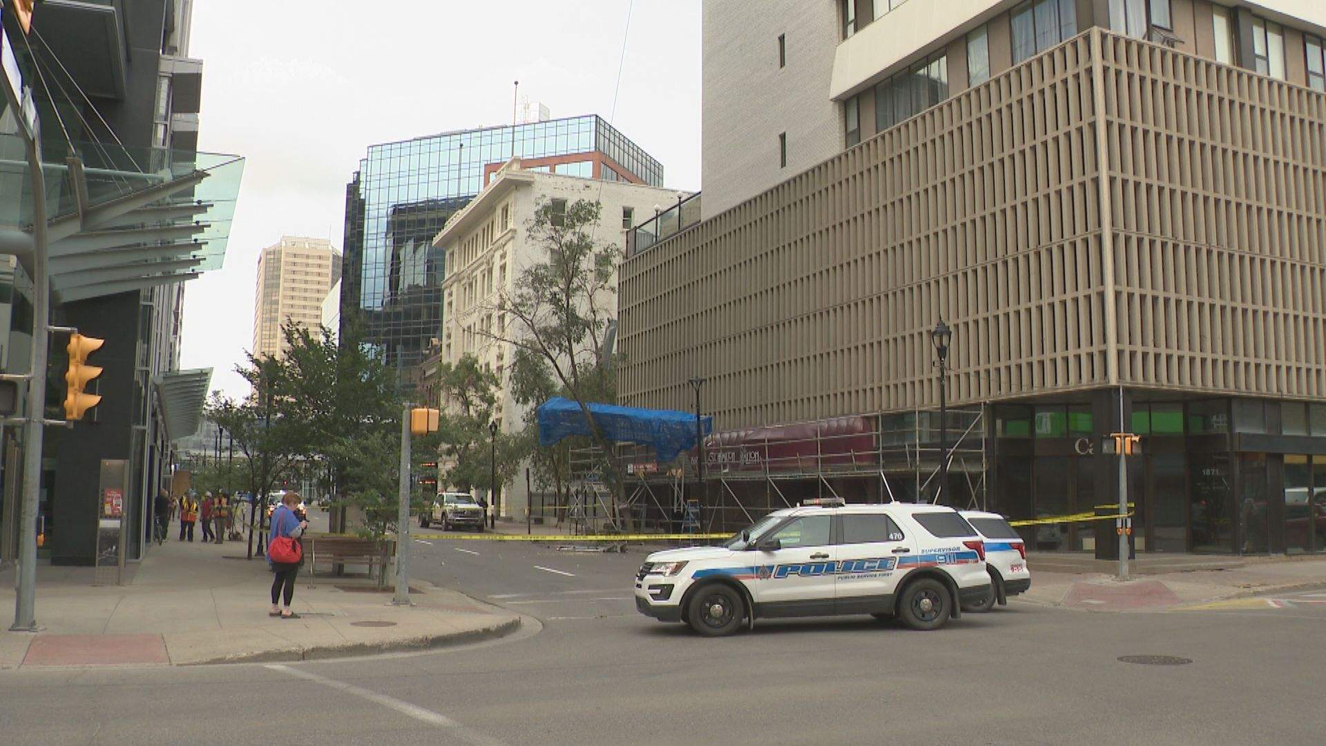 Downtown Regina scaffolding falls, sending 2 to hospital
