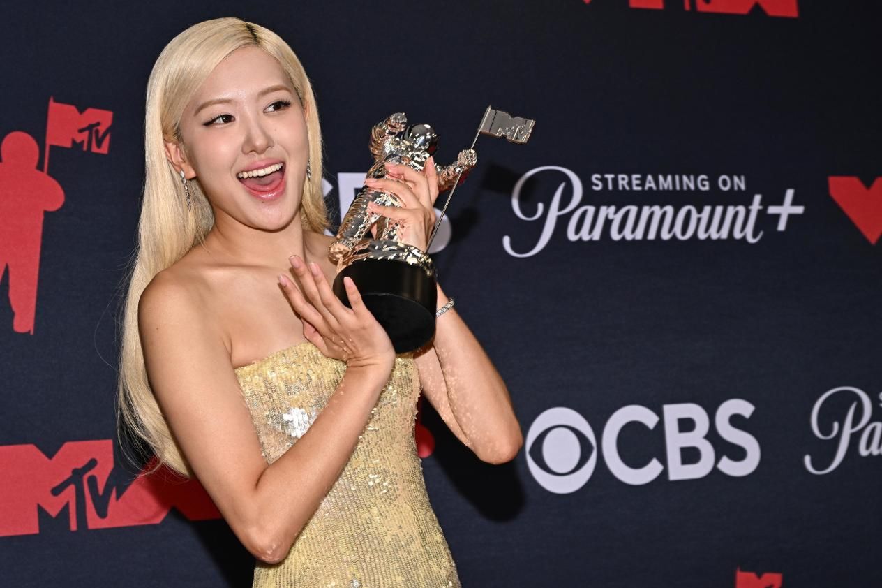 Rosé apologizes to BLACKPINK fans after 10th anniversary event draws criticism