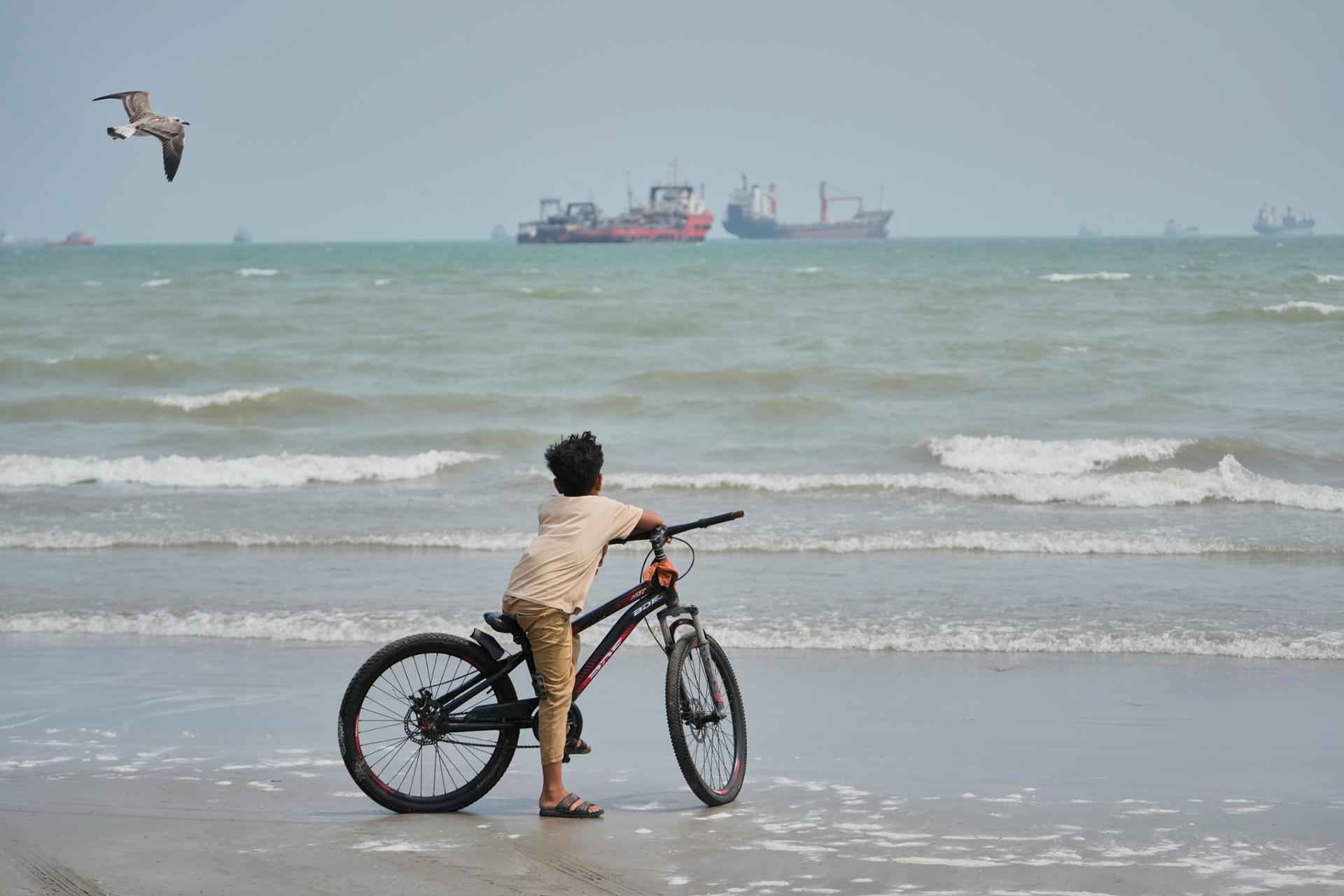 An Iranian port city feels pain of Washington's tightening economic measures