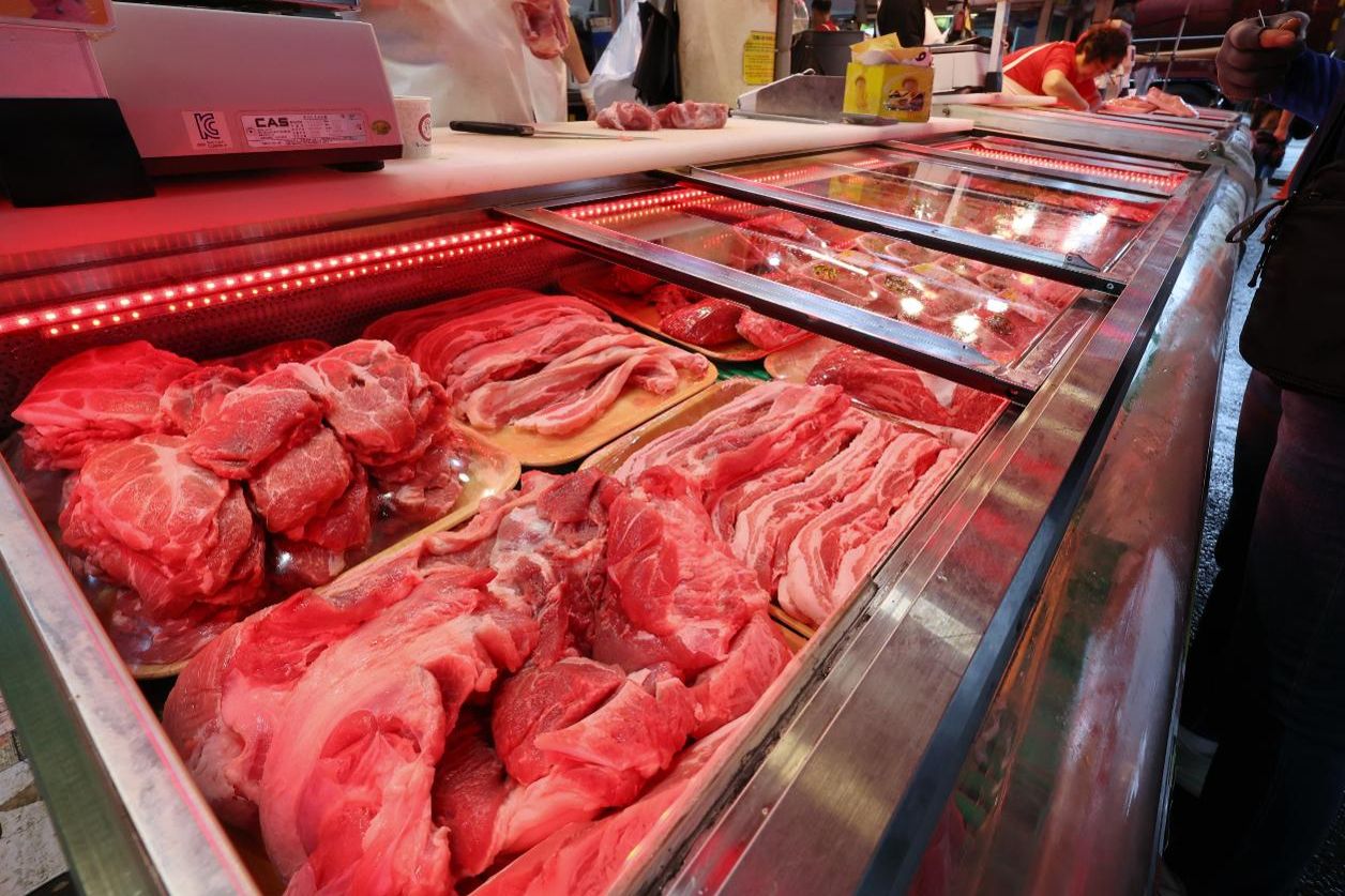Traditional markets in Seoul cut prices to help families prep for Chuseok