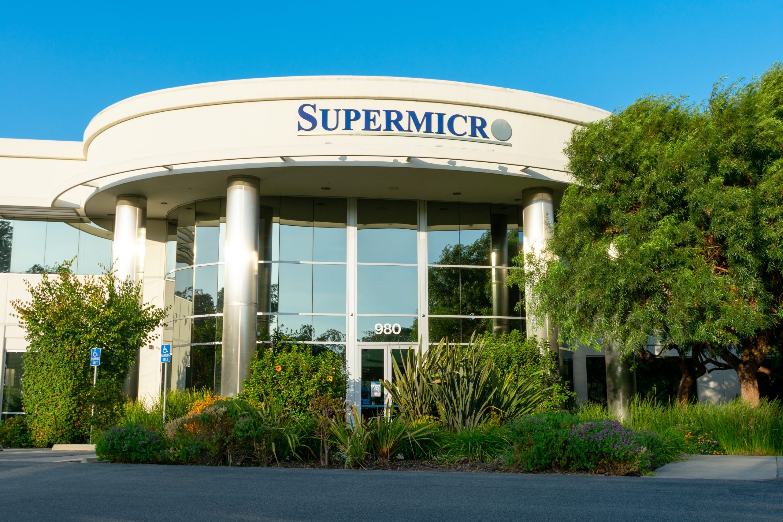 Super Micro beats estimates on AI server demand