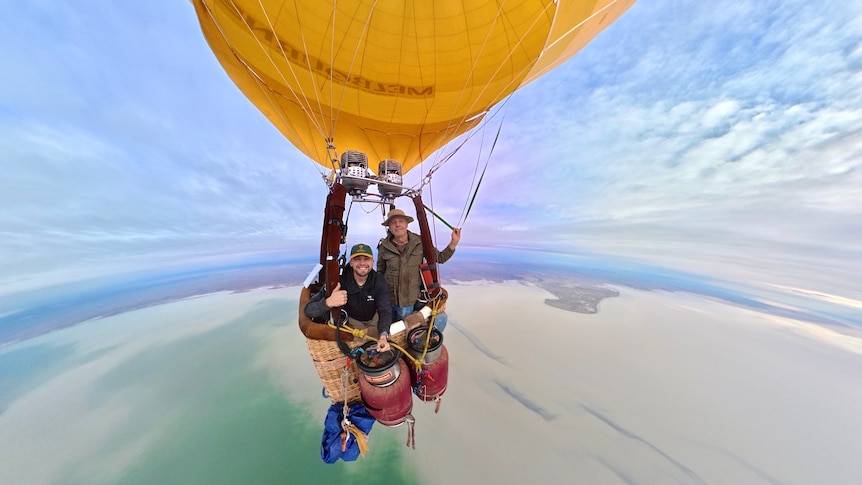 Mates make historic flight in hot air balloon over Kati Thanda-Lake Eyre