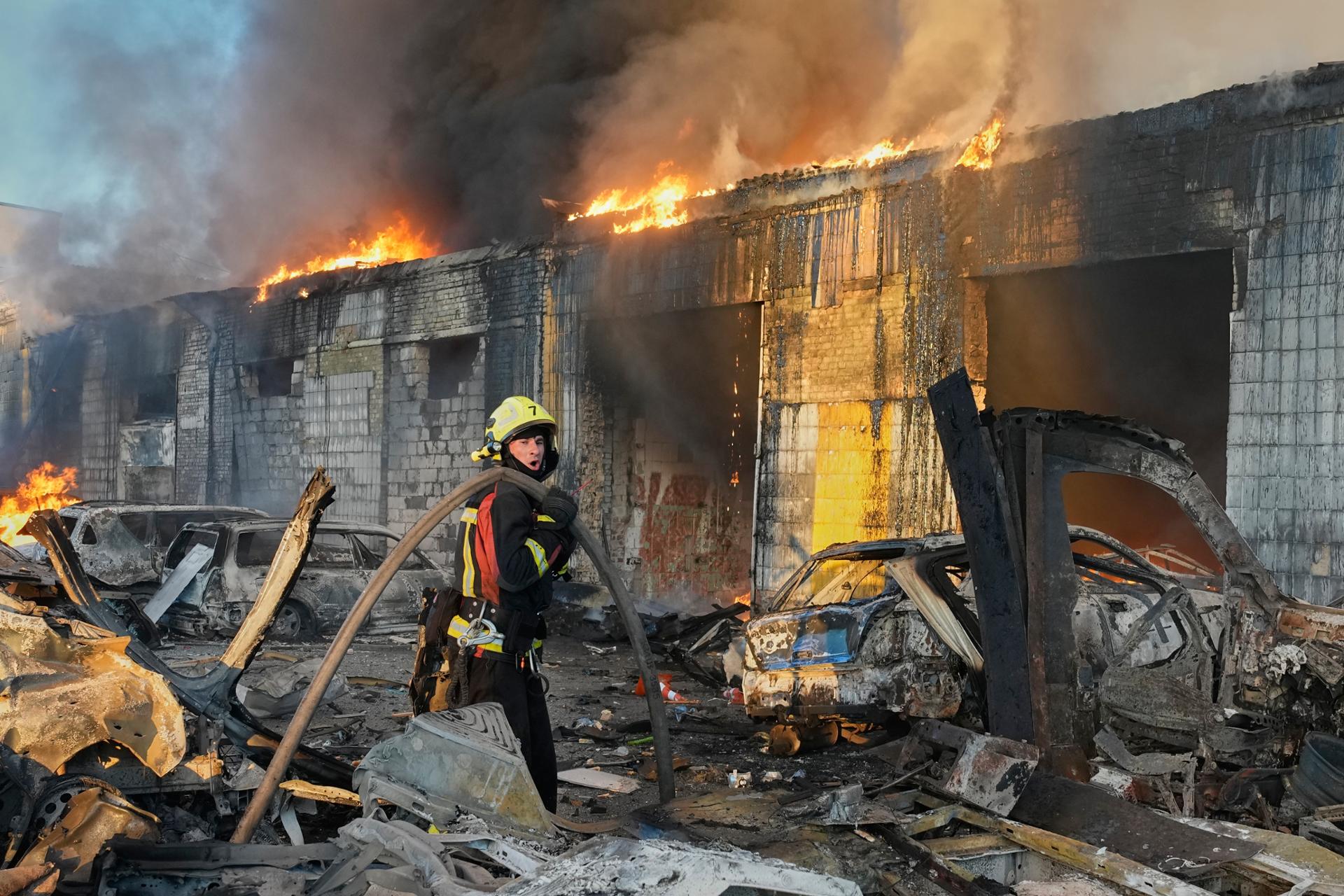 Russian drone and missile strikes on Ukrainian capital kill 2 people, ending pause in attacks