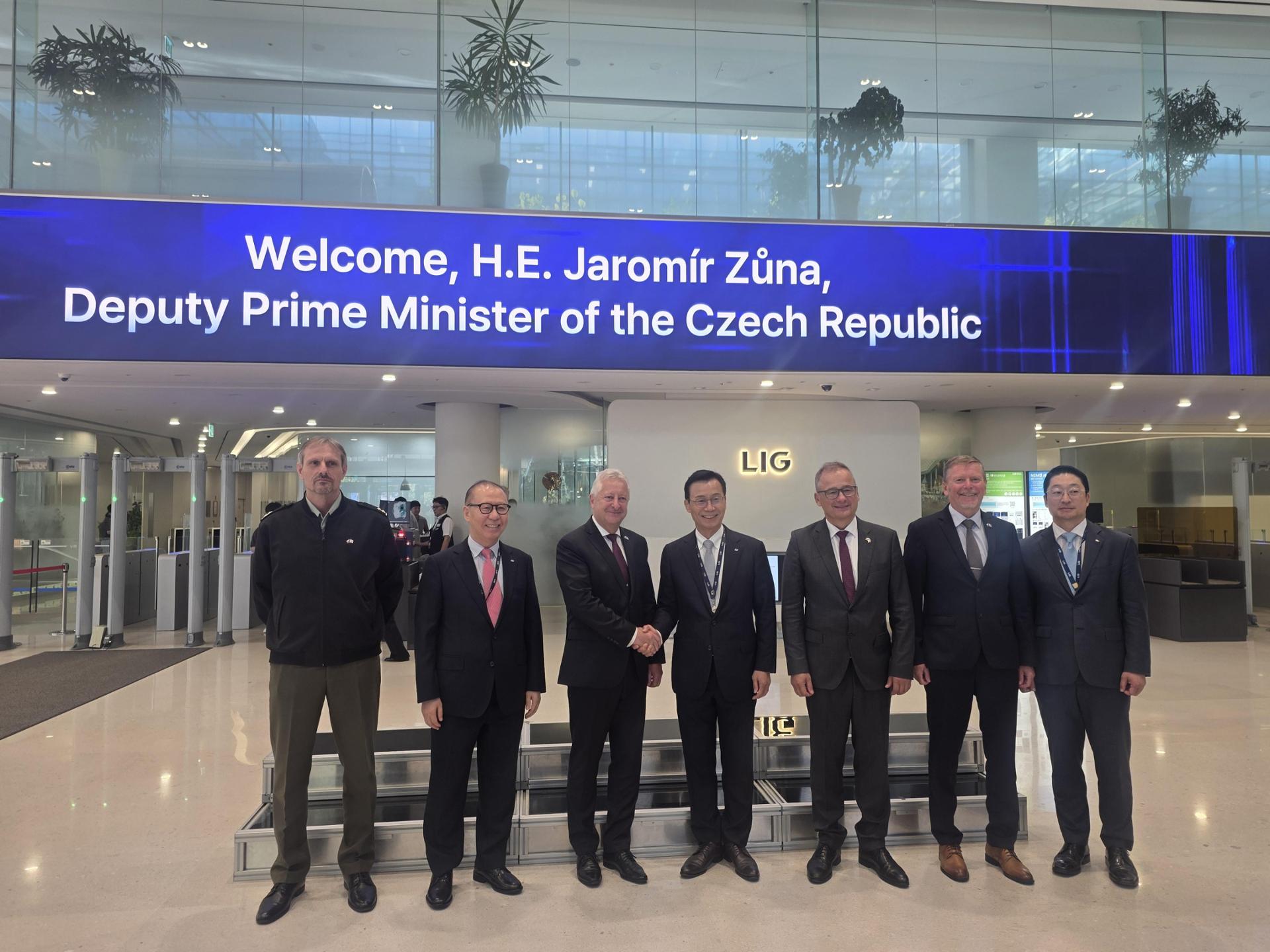 [PHOTO] Czech defense chief visits LIG D&A
