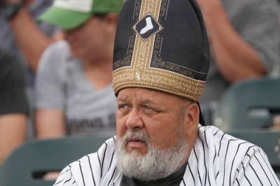 White Sox celebrate ‘Pope Night’ with holy hat giveaway
