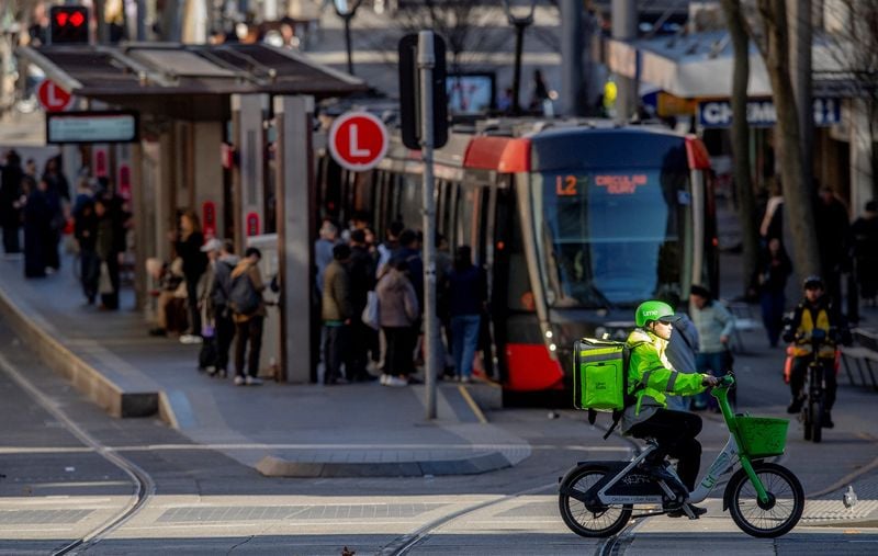 Australia sets ’world-leading’ minimum pay and insurance rules for gig delivery workers