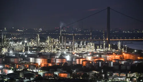 Oil closes in on $100 as Mideast war flares