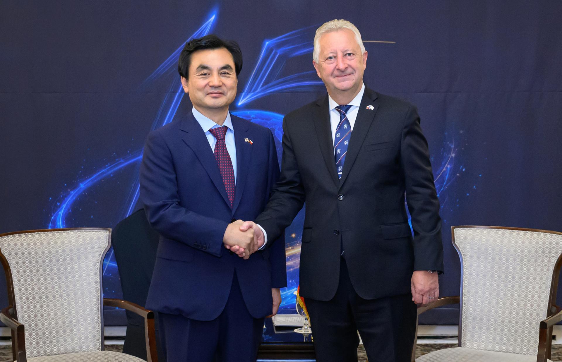 Defense chiefs of Korea, Czech Republic discuss expanding defense cooperation