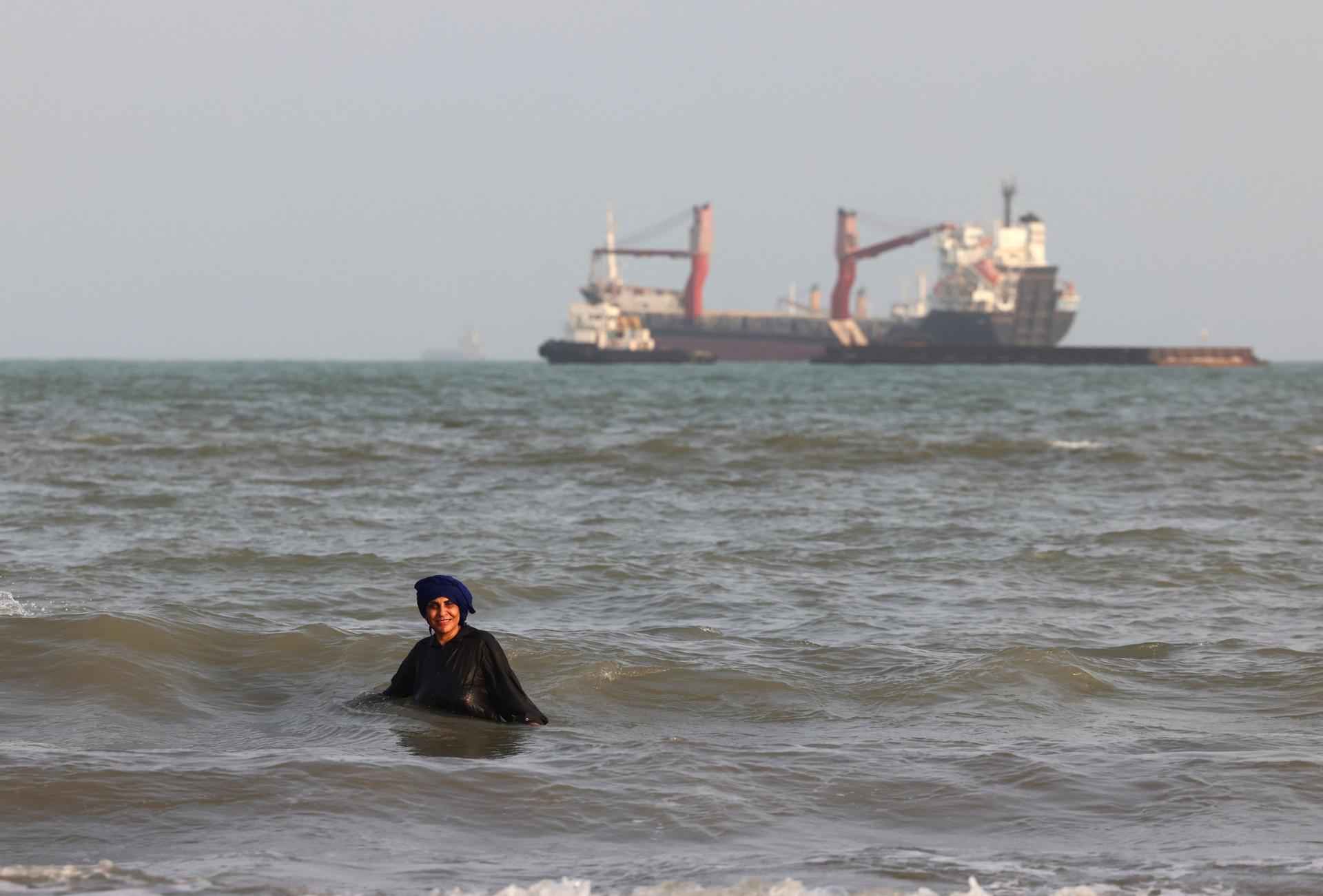 New attacks on shipping as Iran war talks hit fresh impasse