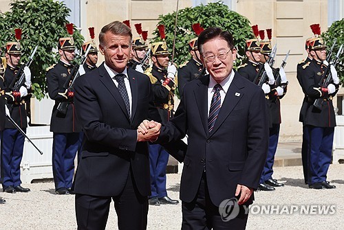 (2nd LD) Lee, Macron agree to strengthen cooperation on military info, logistics, defense industry