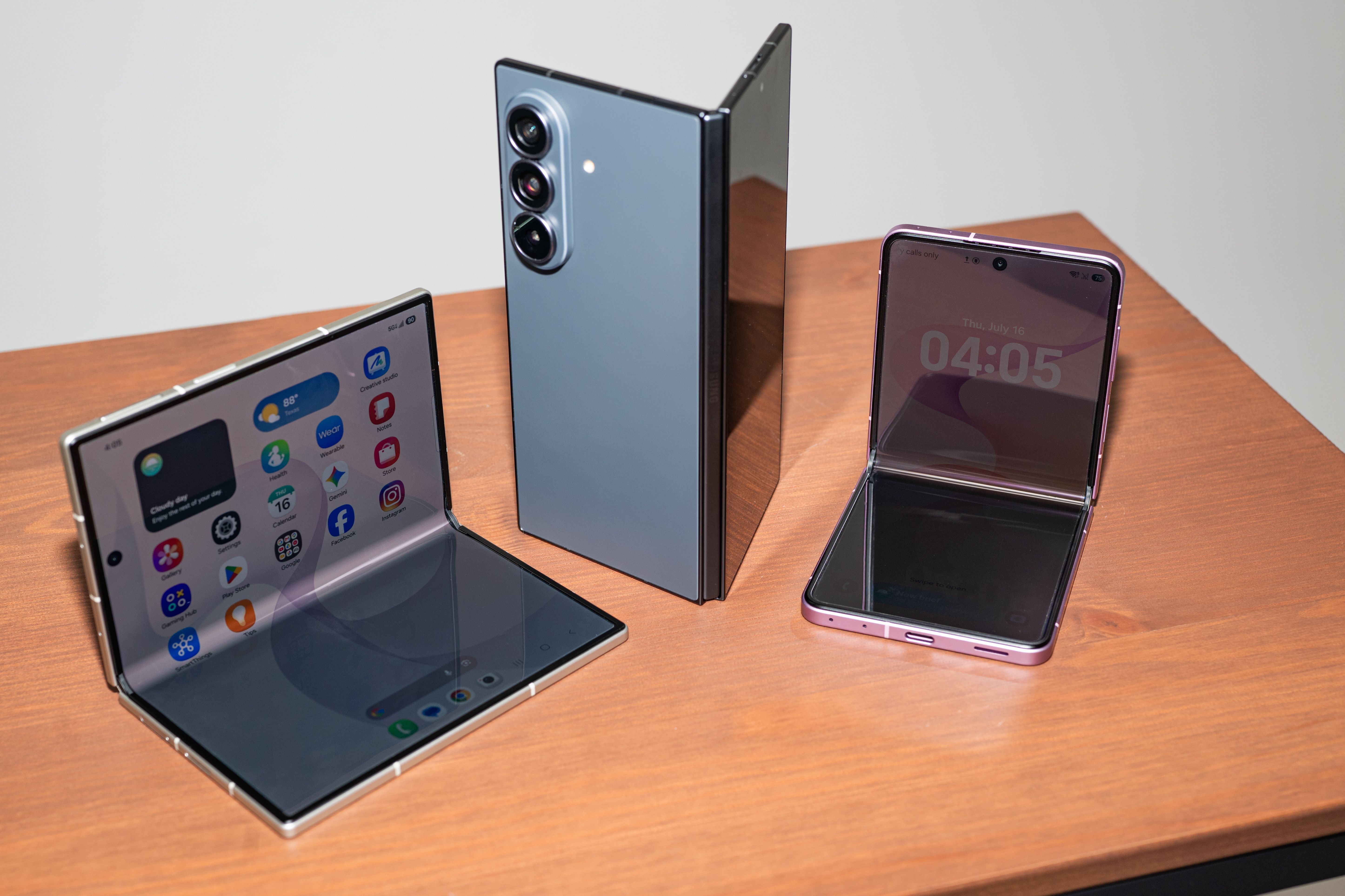 Here’s Samsung’s Advice for Apple and Its Upcoming Folding iPhone